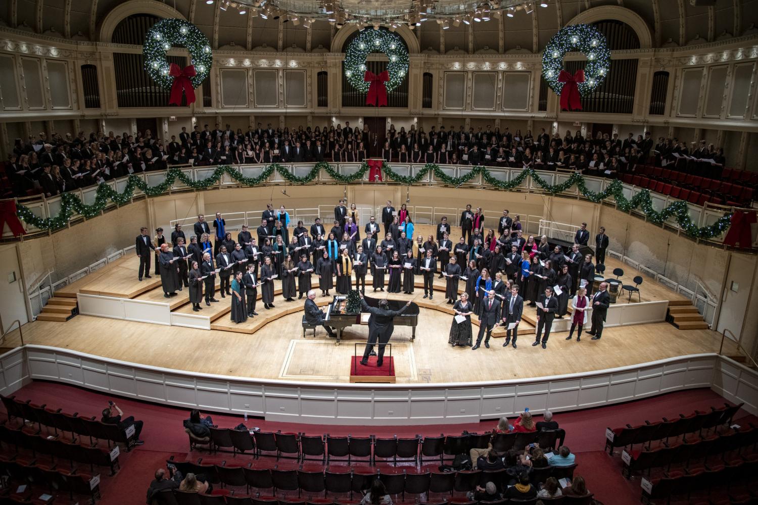 The <a href='http://vn7i.yihetianquan.com'>bv伟德ios下载</a> Choir performs in the Chicago Symphony Hall.
